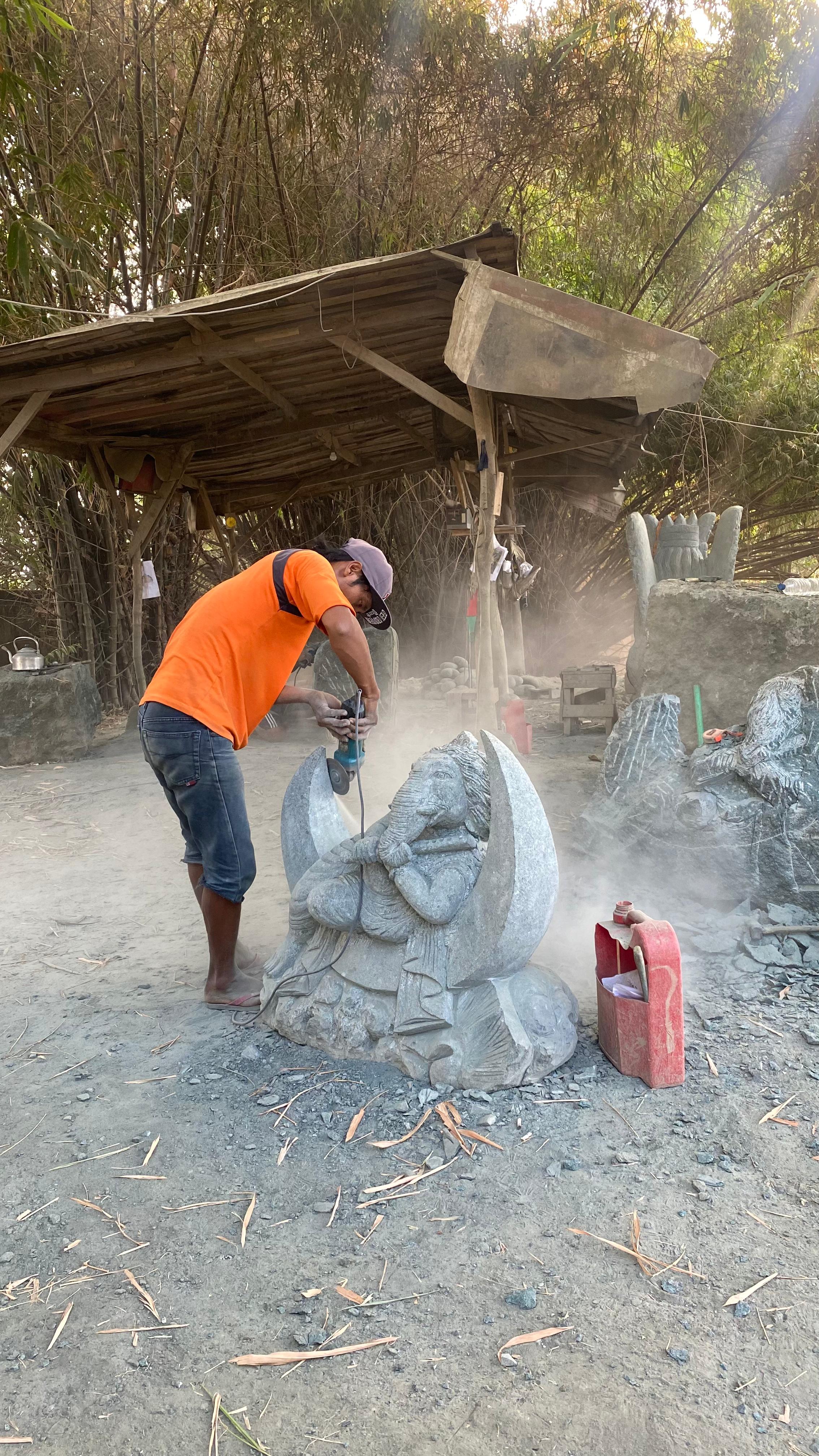 Sculpteur taillant la pierre